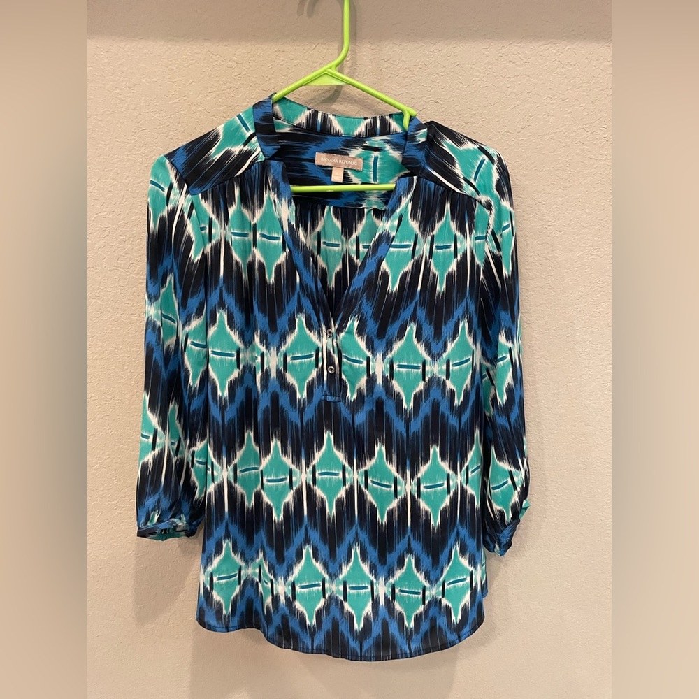 EUC Banana Republic size Large v neck blouse. Blue, green, and white. Beautiful!